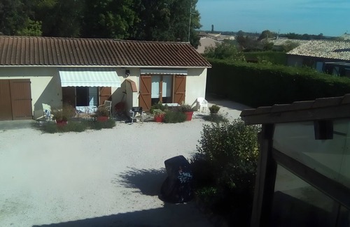 Lherm Apartment | Studio Apartment 'Le Laurier' with Private Terrace, Shared Garden and Wi-Fi