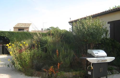 Lherm Apartment | Studio Apartment 'Le Laurier' with Private Terrace, Shared Garden and Wi-Fi