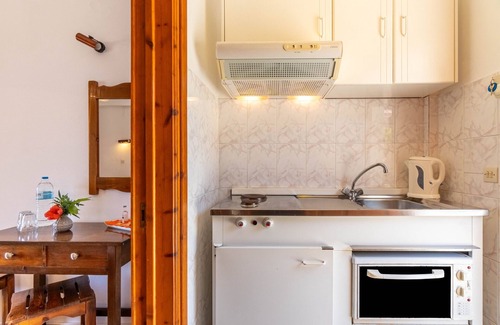 Agios Gordios Apartment | Studio Apartment 'Mires House Side Ground Floor 3' with Shared Pool, Wi-Fi and Air Conditioning