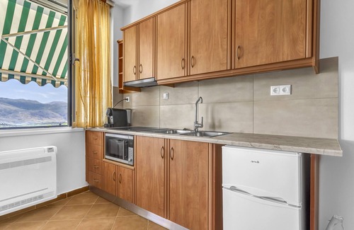 Kaminarata Apartment | Studio Apartment 'Paradiso Verde 102' with Mountain View, Wi-Fi and Air Conditioning
