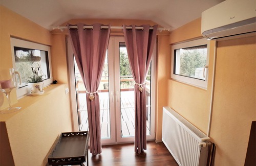 Klopein am Klopeiner See Apartment | Studio Apartment 'Romantisches Studio Mit Dachterasse' with Mountain View and Wi-Fi