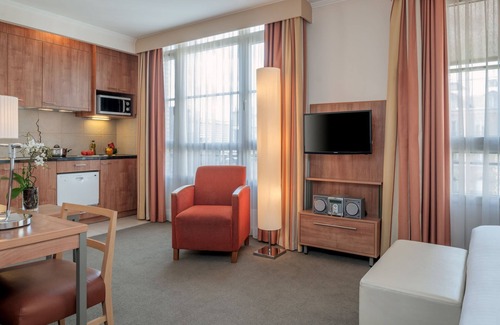 Quartier de la Monnaie Apartment | STUDIO APARTMENT WITH AIRCON IN SAINT GERMAIN