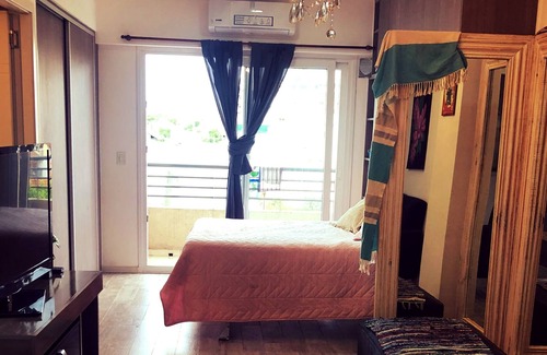 Comuna 12 Apartment | Studio apartment with garage and balcony overlooking the city