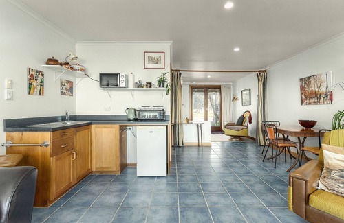 Kaikoura Apartment | Studio apartment with panoramic mountain and sea views