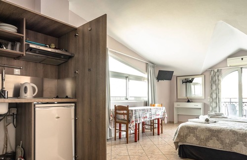 Lixouri Apartment | Studio Apartment 'Zois 9' with Sea View, Wi-Fi and Air Conditioning