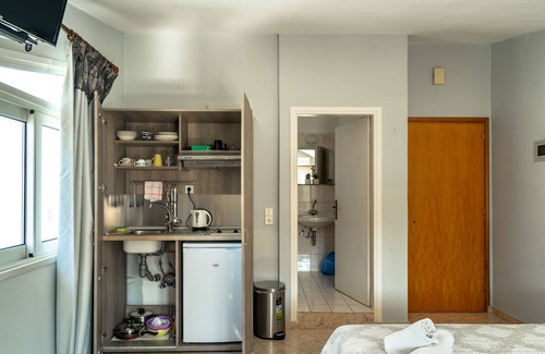 Lixouri Apartment | Studio Apartment 'Zois 5' with Shared Garden, Wi-Fi and Air Conditioning