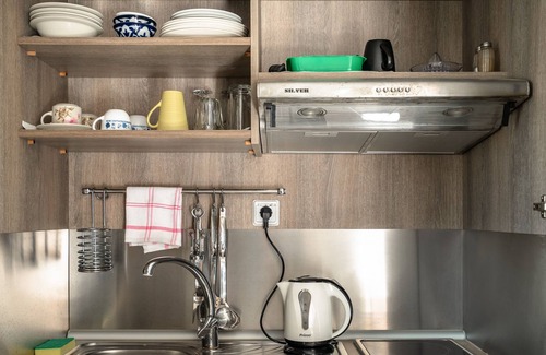 Lixouri Apartment | Studio Apartment 'Zois 5' with Shared Garden, Wi-Fi and Air Conditioning