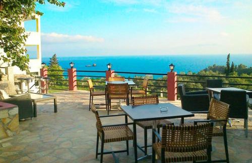Parelia Apartment | Studio Apartments Swimming Pool and sea view on Pelekas Beach