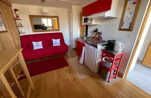 Samoens Apartment | Studio at the foot of the gondola and ski slopes