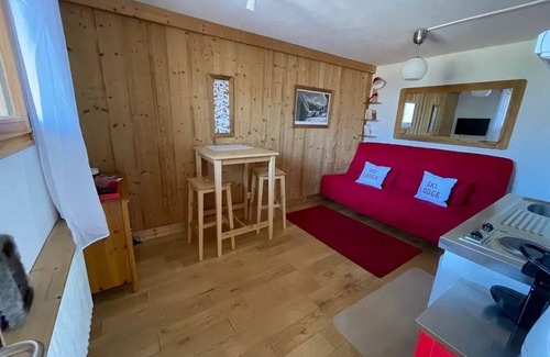 Samoens Apartment | Studio at the foot of the gondola and ski slopes