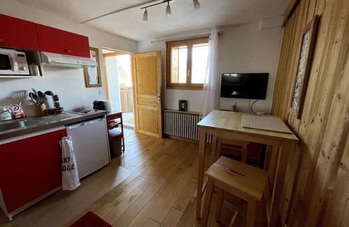 Samoens Apartment | Studio at the foot of the gondola and ski slopes