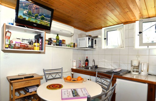 2nd Arrondissement Boat Rental | Studio barge, Le Carré, unusual, heart of Lyon, calm, pleasant, old Lyon,