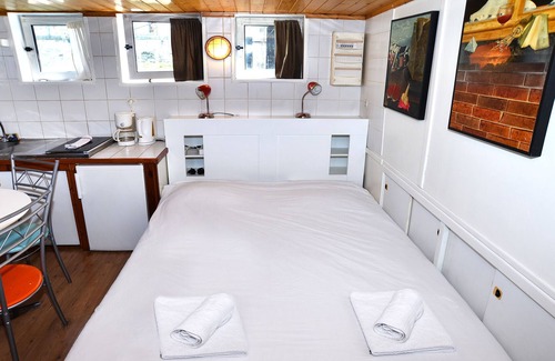 2nd Arrondissement Boat Rental | Studio barge, Le Carré, unusual, heart of Lyon, calm, pleasant, old Lyon,