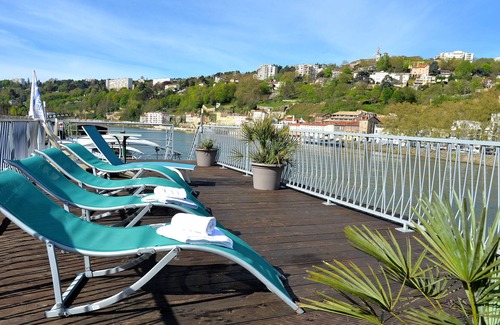 2nd Arrondissement Boat Rental | Studio barge, Le Carré, unusual, heart of Lyon, calm, pleasant, old Lyon,