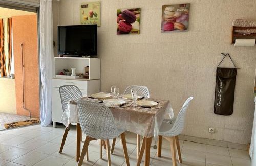 Mandelieu-La-Napoule Apartment | Studio Cabine 3 Couchages à Mandelieu, Terrasse, Piscine, Parking Privé - FR-1-609-96