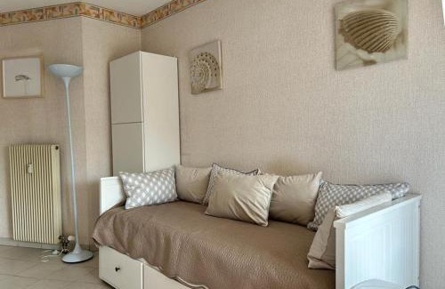 Mandelieu-La-Napoule Apartment | Studio Cabine 3 Couchages à Mandelieu, Terrasse, Piscine, Parking Privé - FR-1-609-96