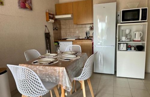 Mandelieu-La-Napoule Apartment | Studio Cabine 3 Couchages à Mandelieu, Terrasse, Piscine, Parking Privé - FR-1-609-96