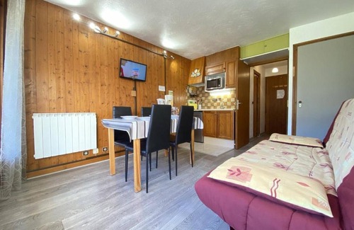Praz-sur-Arly Apartment | Studio cabine à Praz-sur-Arly, vue sur pistes - 4 pers, parking, balcon, proche village et ski - FR-1-603-11