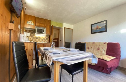 Praz-sur-Arly Apartment | Studio cabine à Praz-sur-Arly, vue sur pistes - 4 pers, parking, balcon, proche village et ski - FR-1-603-11