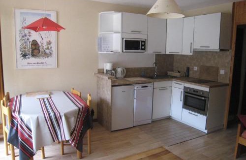 La Clusaz Apartment | Studio cabine au centre, balcon sud, parking, proche pistes et commerces - FR-1-459-89