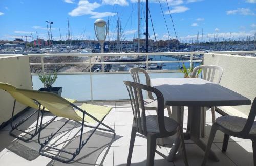 Cap d'Agde Apartment | Studio cabine avec terrasse, vue sur le port, entre plage et port, avec parking