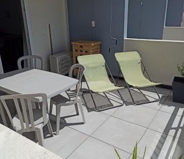 Cap d'Agde Apartment | Studio cabine avec terrasse, vue sur le port, entre plage et port, avec parking