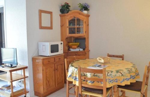 Frejus Plage Apartment | Studio cabine bord de mer, 4 pers, terrasse, rés. calme - FR-1-226A-57
