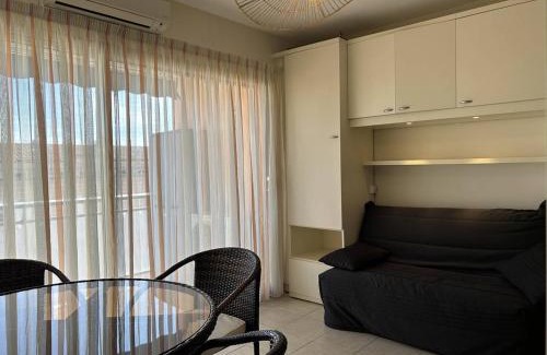 Le Lavandou Apartment | Studio cabine climatisé avec terrasse au centre-ville - 4 couchages - Le Lavandou - FR-1-251-723