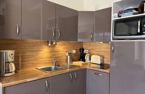 Le Lavandou Apartment | Studio cabine climatisé avec terrasse au centre-ville - 4 couchages - Le Lavandou - FR-1-251-723