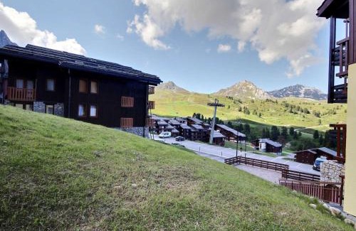 Belle Plagne Apartment | Studio cabine 4 pers, balcon, proche pistes et commerces - FR-1-455-183
