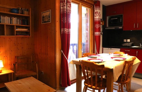 Aussois Apartment | Studio cabine rénové 4 pers avec balcon, proche des pistes, à Aussois. - FR-1-508-270