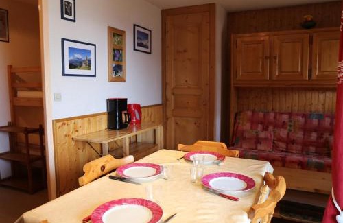 Aussois Apartment | Studio cabine rénové 4 pers avec balcon, proche des pistes, à Aussois. - FR-1-508-270