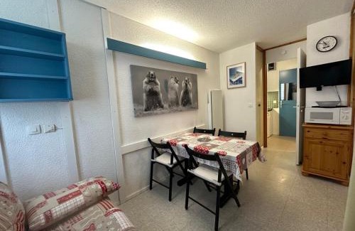 Montchavin Apartment | Studio chaleureux au centre, balcon, proche télécabine - FR-1-181-2827