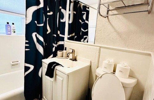 Dwight Apartment | Studio City Stay in the heart of Downtown New Haven, commutable and walkable to Yale and Yale hospital.