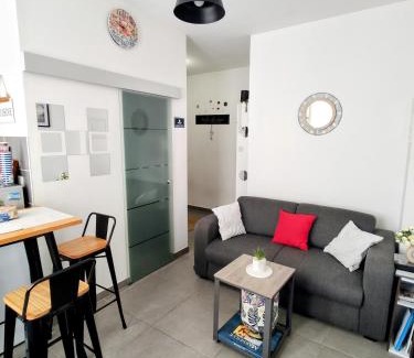 Saint-Lambert Apartment | Studio coin nuit, Entre plage et centre