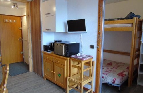 Valfrejus Apartment | Studio cosy avec cabine, balcon, proche télécabine, commerces et écoles de ski à Valfréjus - FR-1-561-8