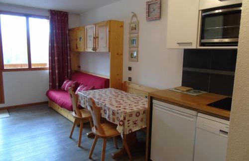 Valfrejus Apartment | Studio cosy avec cabine, balcon, proche télécabine, commerces et écoles de ski à Valfréjus - FR-1-561-8