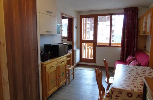 Valfrejus Apartment | Studio cosy avec cabine, balcon, proche télécabine, commerces et écoles de ski à Valfréjus - FR-1-561-8