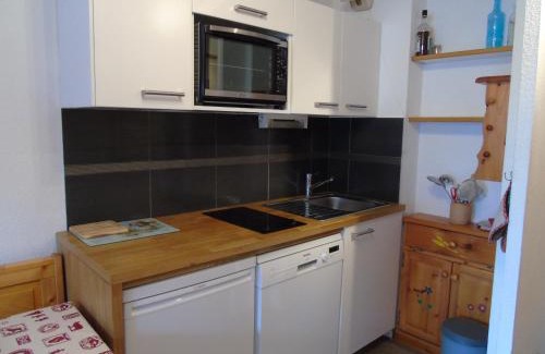 Valfrejus Apartment | Studio cosy avec cabine, balcon, proche télécabine, commerces et écoles de ski à Valfréjus - FR-1-561-8