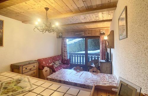 Combloux Apartment | Studio cosy avec cabine, pied des pistes à Combloux, balcon, casier à skis, équipements modernes - FR-1-560-56