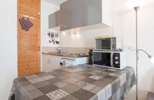 Arette Apartment | Studio cosy pour 4 avec balcon et Wi-Fi, accès direct aux pistes - FR-1-602-59