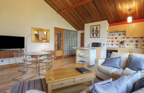 Surlingham Cottage | STUDIO COTTAGE, family friendly, character holiday cottage in Norwich