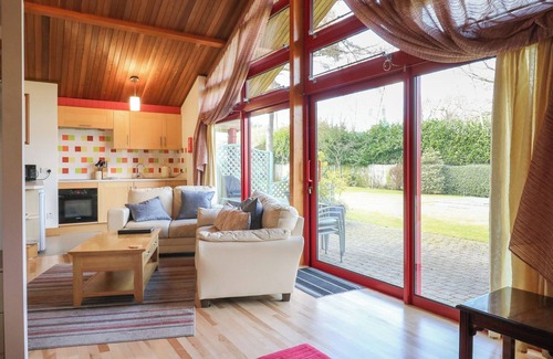 Surlingham Cottage | STUDIO COTTAGE, family friendly, character holiday cottage in Norwich