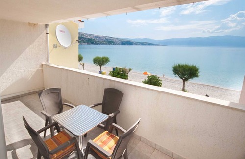 Baska Apartment | Studio Dubravka for two with a beautiful sea view, right on the beach