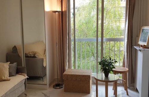 16th Arrondissement Apartment | Studio Eiffel Tower Trocadero