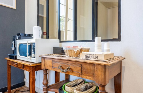 Saint-Vincent-Sterlanges House | Studio 'Family Room for 3 People - No. 9' with Wi-Fi