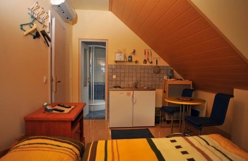 Sutivan Apartment | Studio flat near beach Sutivan, Brač (AS-17796-c)