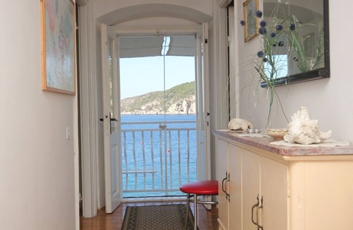 Komiza Apartment | Studio flat with air-conditioning Komiža, Vis (AS-9703-b)