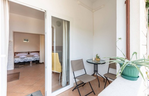 Pucisca Apartment | Studio flat with terrace and sea view Pučišća, Brač (AS-5625-a)