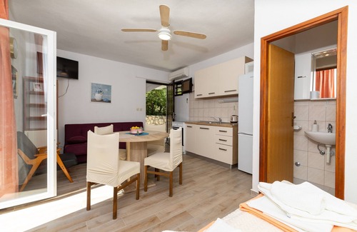 Zavala Apartment | Studio flat with terrace and sea view Zavala, Hvar (AS-8710-a)